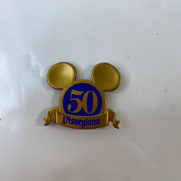 Disneyland 50th Anniversary Mickey Minnie Mouse Figurines Tourist Girl Gold Pin - Picture 6 of 7
